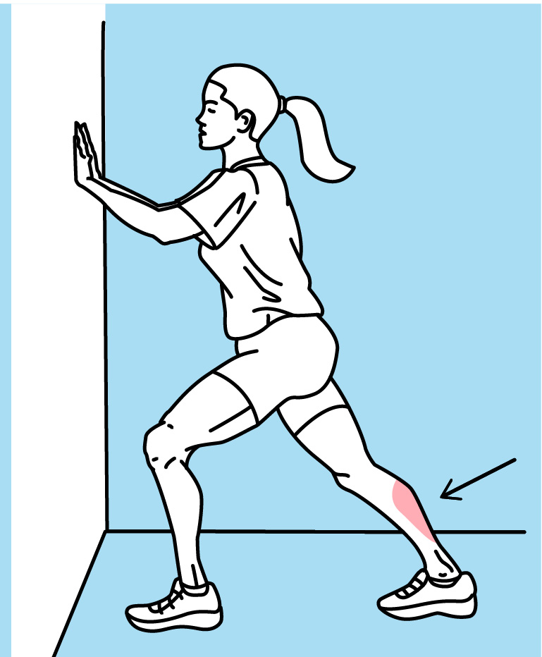 Étirement des mollets en position debout pour soulager la maladie de Sever